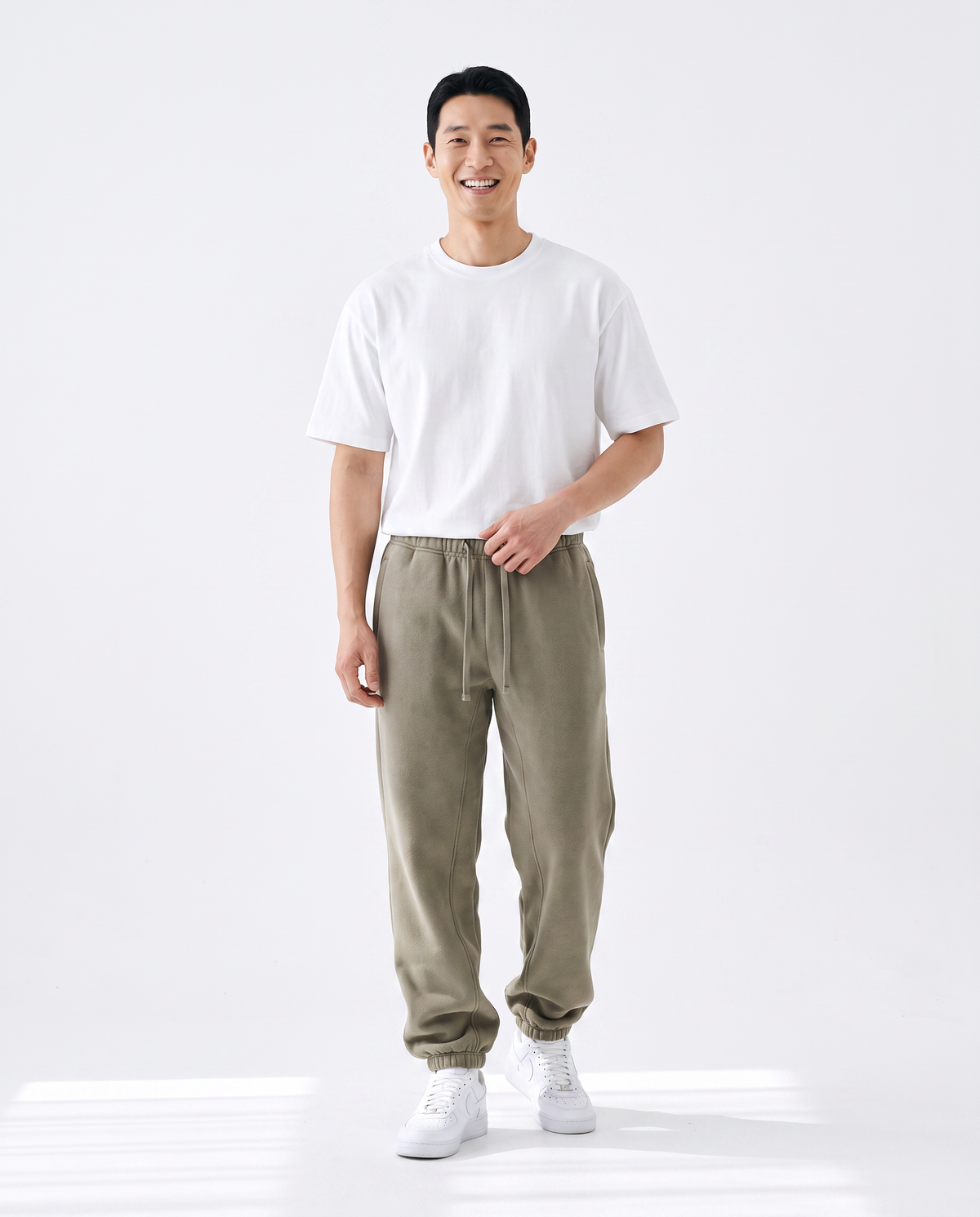 color::Taupe|The Heavy Sweatpant in taupe, on model